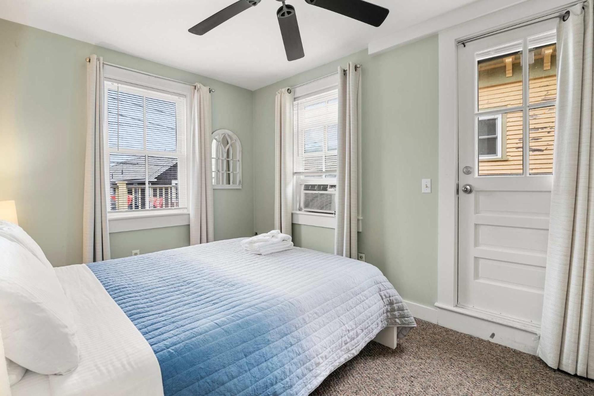 Apartamento Center Of Town Steps Away Private Deck Provincetown Exterior foto